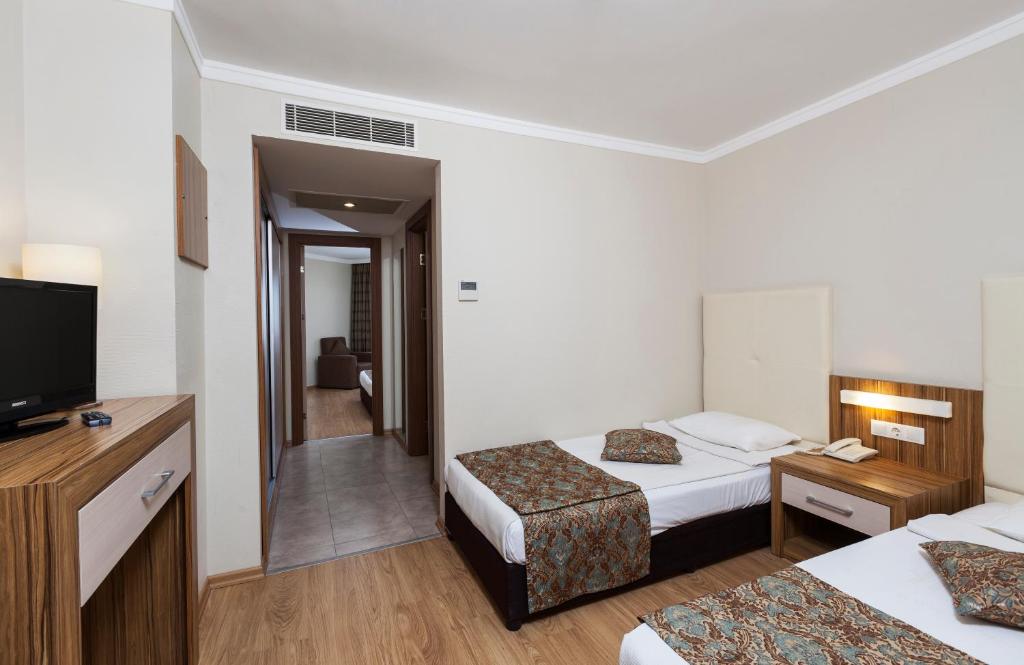 Postel nebo postele na pokoji v ubytování Calimera Hane Garden Hotel
