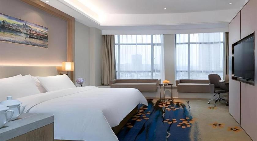 TV a/nebo společenská místnost v ubytování Vienna Hotel Xinfeng West High-Speed Railway Station