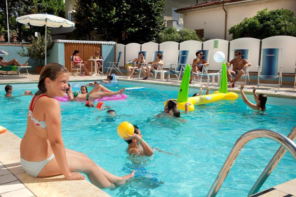 Bazén v ubytování Hotel Acquario nebo v jeho okolí