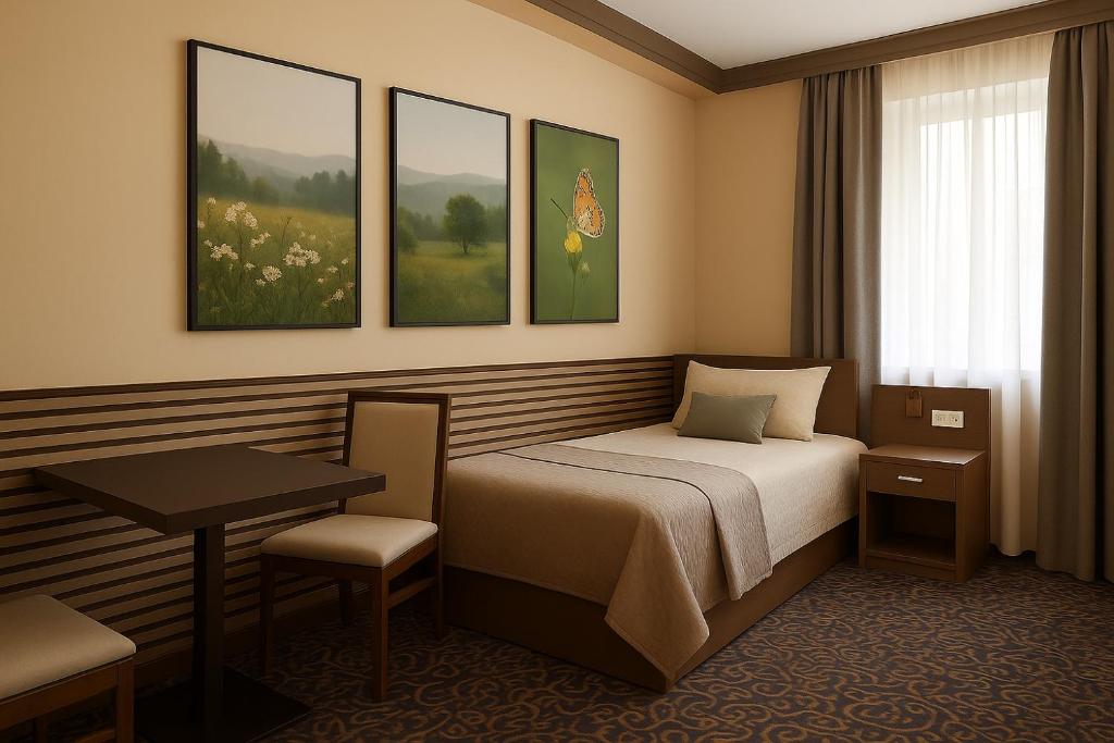 a hotel room with a bed and a table at Hotel zum Weissen Ochsen in Aalen