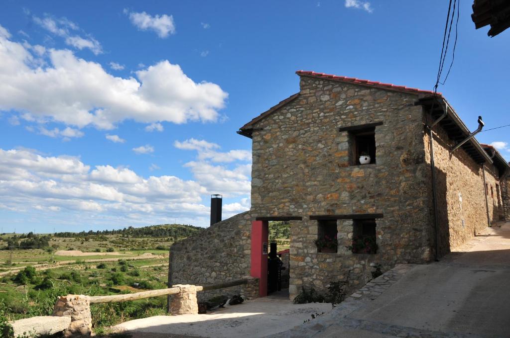 un edificio de piedra con una ventana en el lateral. en Casa Rural El Boixar - El Mirador, en Bojar