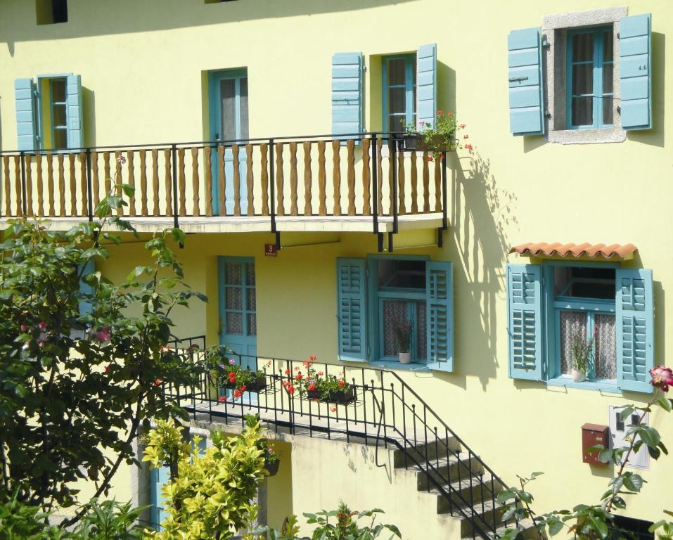 - un balcon et des volets bleus dans l'établissement Authentic traditional Soca Valley home, à Kanal