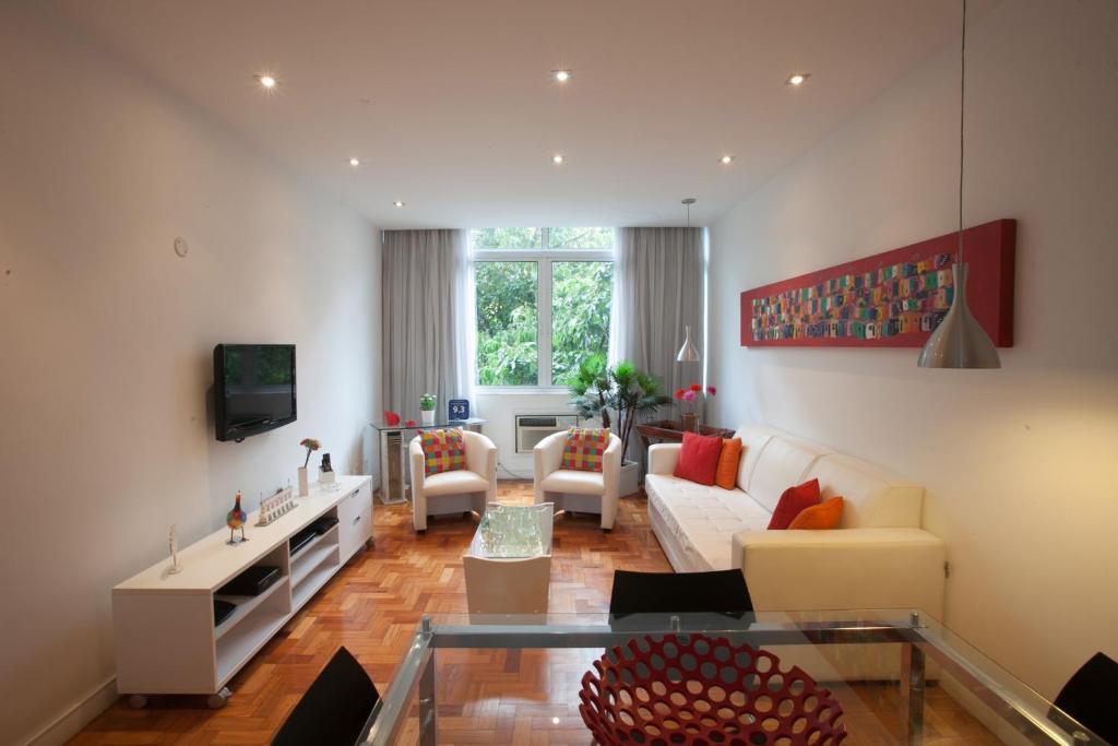 a living room with a couch and a table at Apartamento Luxo Ipanema in Rio de Janeiro
