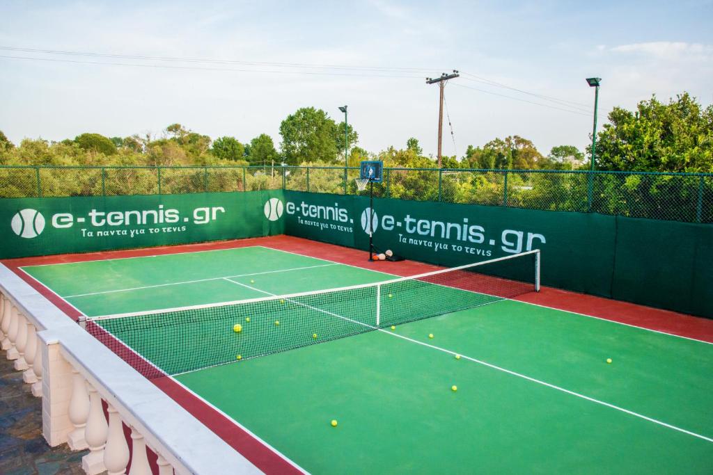 Tenis lub squash w obiekcie Villa Maxim with Private Pool & Tennis Court lub w pobliżu