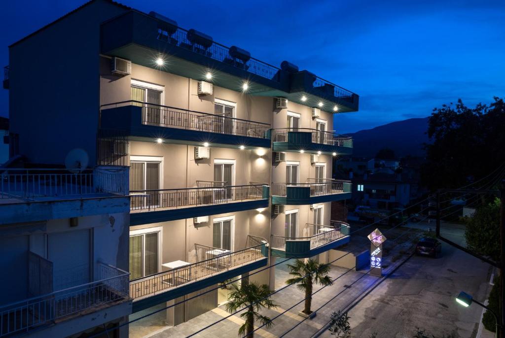 アスプロヴァルタにあるTroia Resort Luxury Studiosの横に照明が付いたアパートメントビル