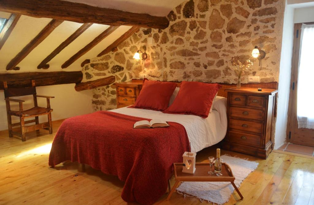 A bed or beds in a room at Hostal Refugio De Gredos