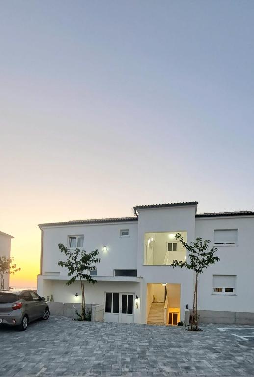 诺瓦利娅DaVita的停车场内有停车位的白色房子