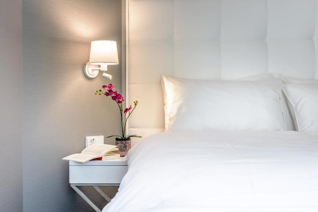 Postel nebo postele na pokoji v ubytování Mercure Hotel Raphael Wien