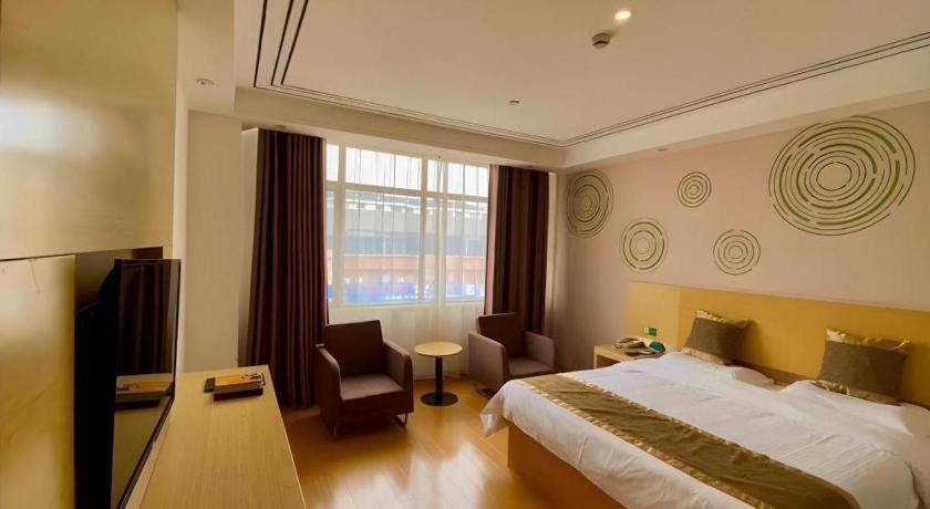 ein Hotelzimmer mit einem Bett und einem Fenster in der Unterkunft GreenTree Inn Shanghai Fengxian District Xiaotang Metro Station in Xidu