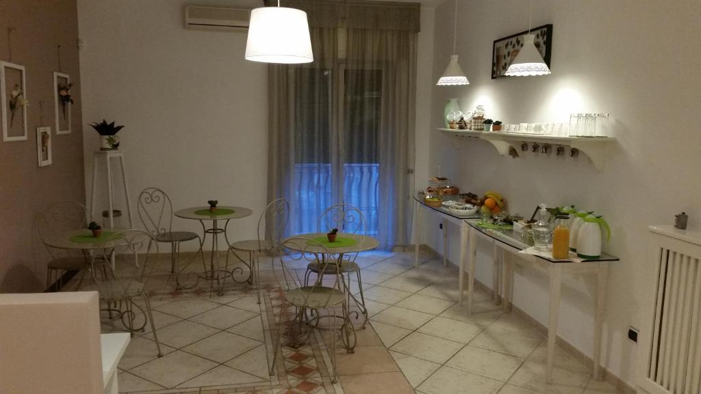 cocina con mesa y sillas en una habitación en B&B Aminei Metrò, en Nápoles