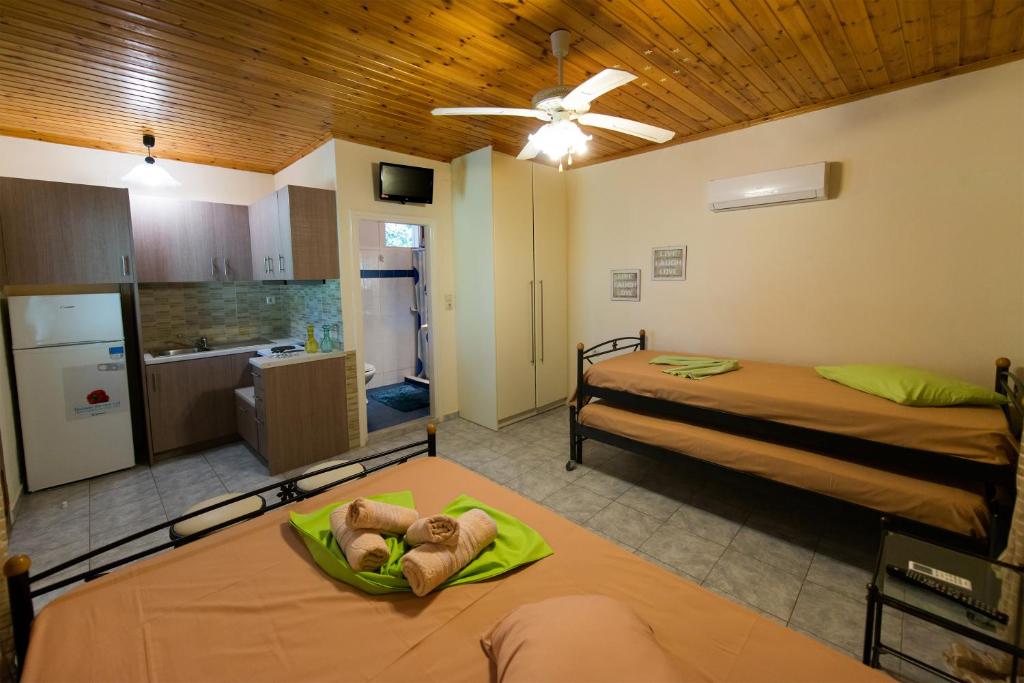 A bed or beds in a room at Villa Dimitris Apartments & Bungalows