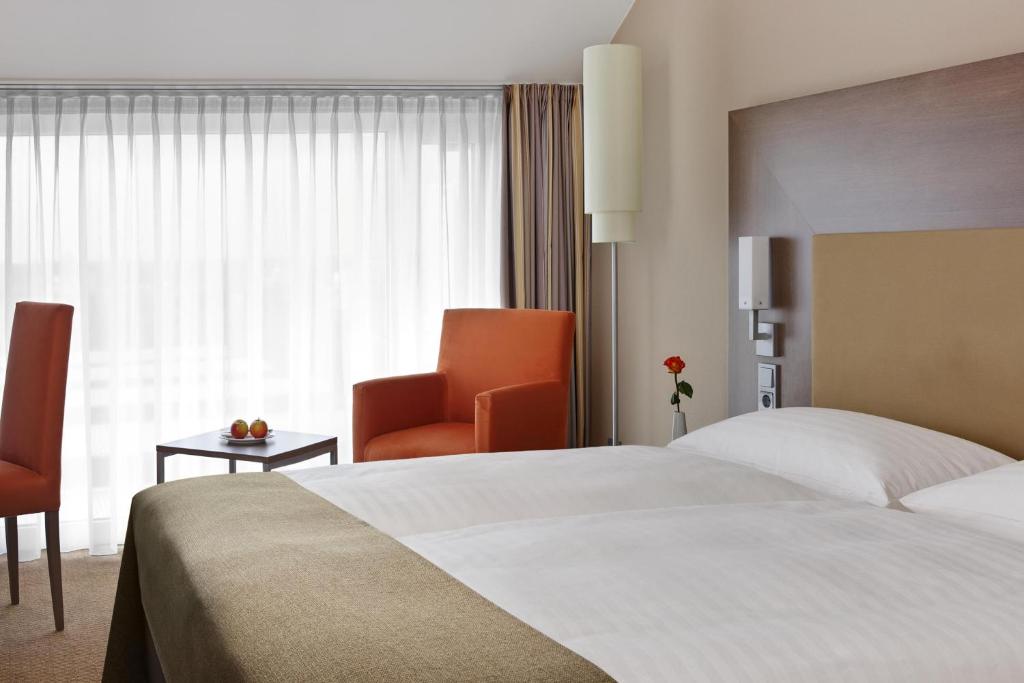 Postel nebo postele na pokoji v ubytování IntercityHotel Darmstadt