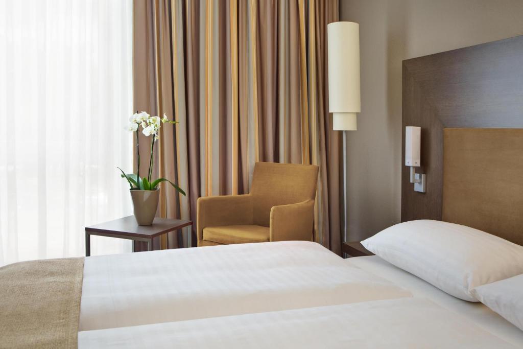 Postel nebo postele na pokoji v ubytování IntercityHotel Darmstadt