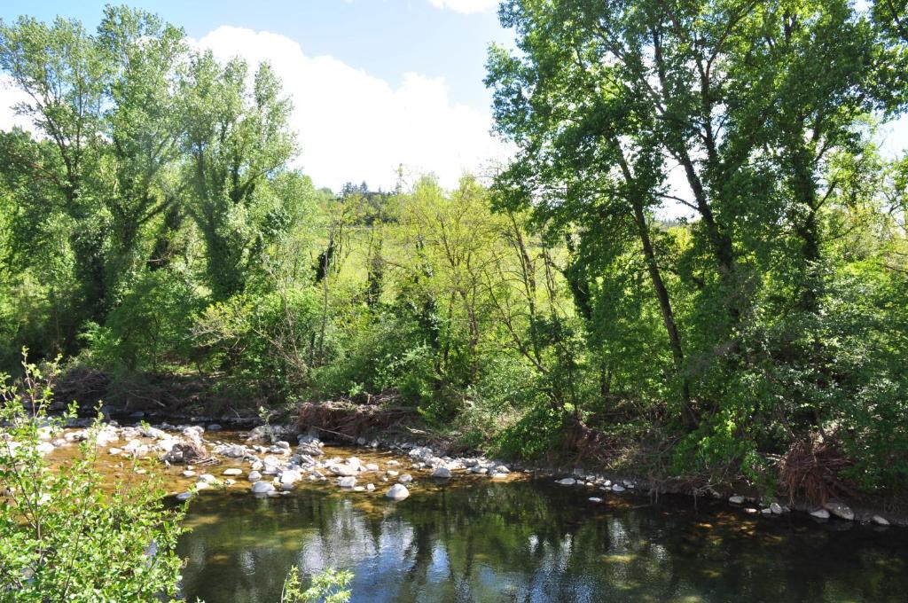 einen Fluss mit Bäumen und Felsen im Wasser in der Unterkunft A Casa dalla Ross in Marzabotto