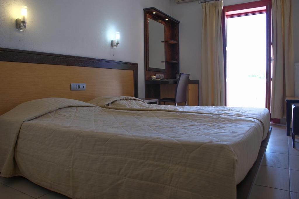 Postel nebo postele na pokoji v ubytování Aposperides Hotel