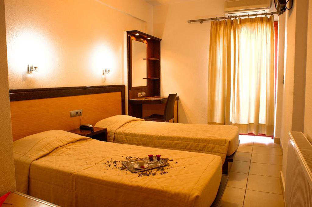 Postel nebo postele na pokoji v ubytování Aposperides Hotel