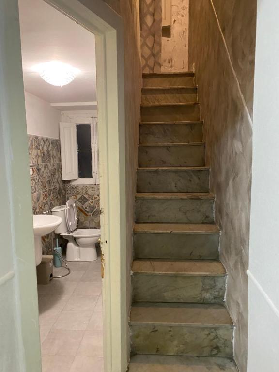 Eine Treppe führt zu einem Bad mit WC. in der Unterkunft BB casa vacanza in Catania