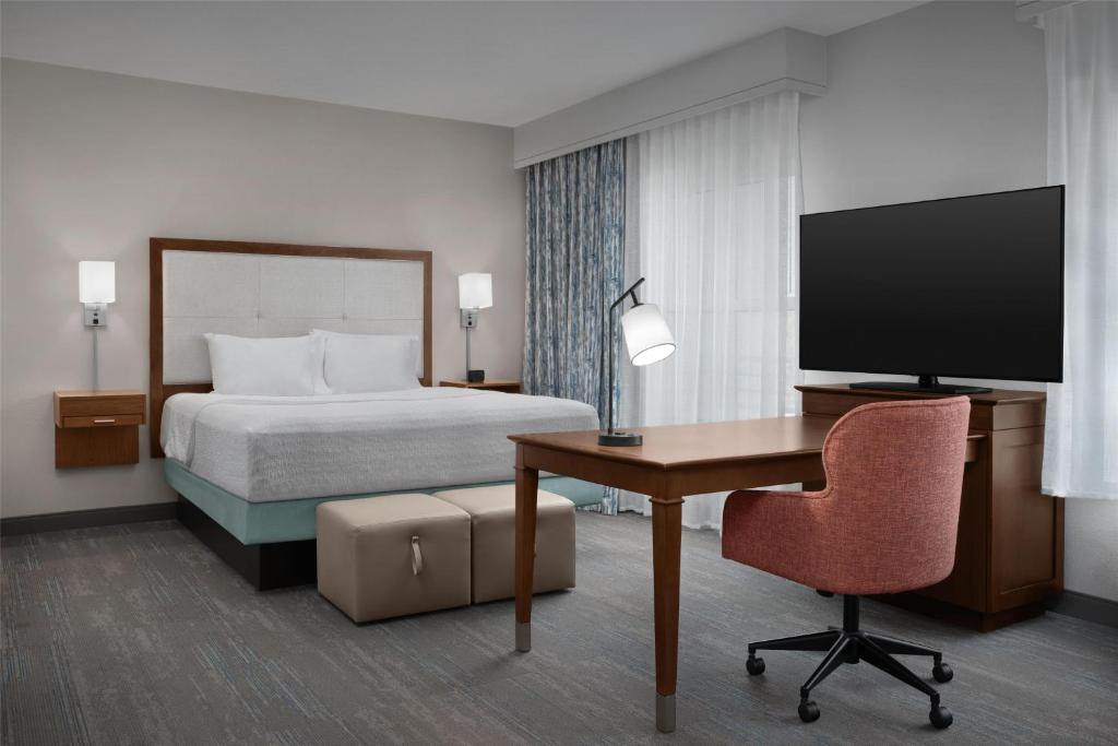 Hampton Inn and Suites by Hilton Vero Beach-Downtown - Studio Lit King-Size