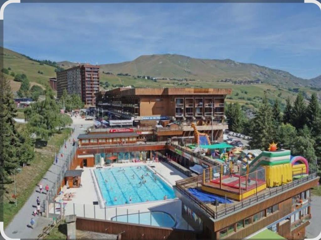 ein großer Pool vor einem Resort in der Unterkunft Appartement a la Montagne in Villarembert