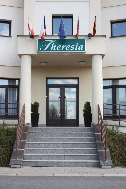 A fachada ou entrada de Hotel Theresia