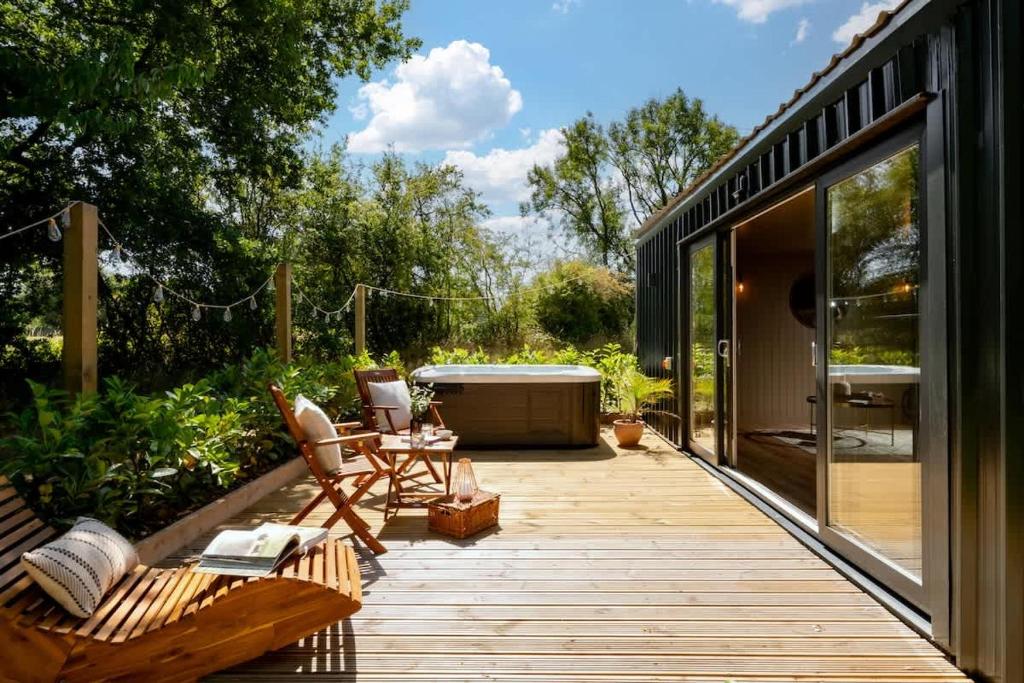 Rabbits Warren - Cotswolds Stay with Sauna and Hot Tub, Hankerton ...
