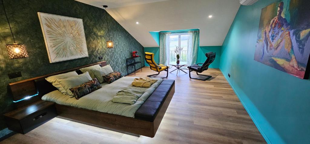 una camera con un letto nel mezzo di una stanza di Abaca Colors a Saint-Martin-de-Seignanx