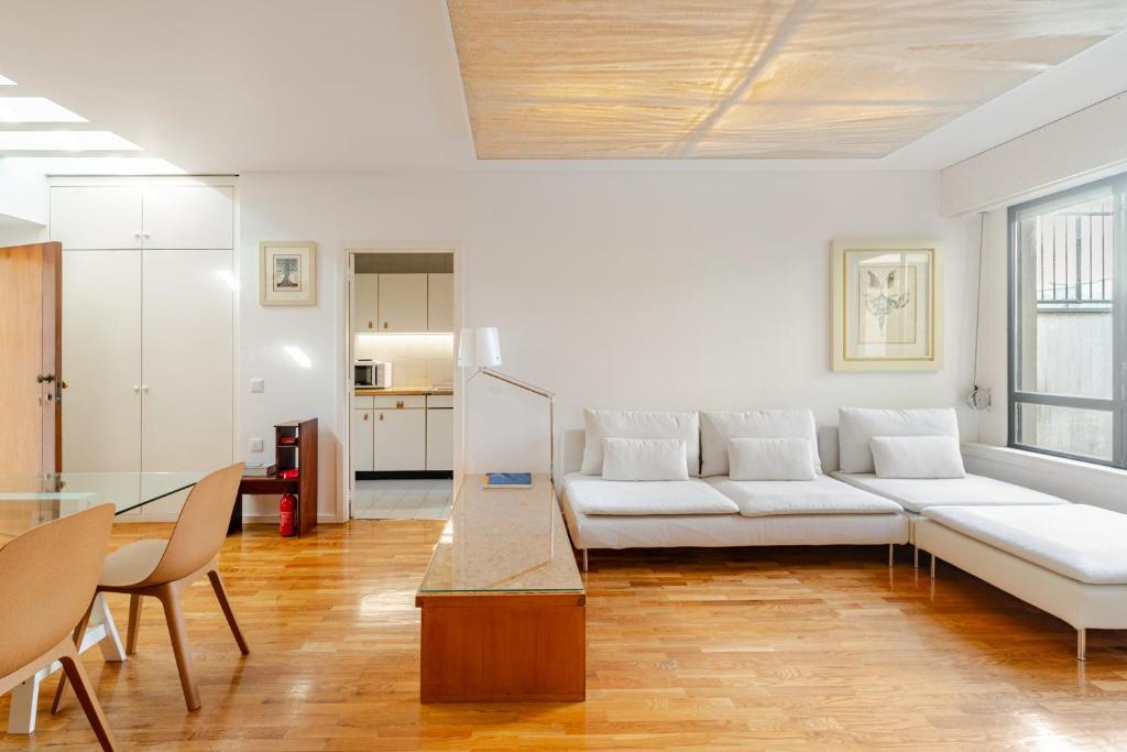 Posezení v ubytování Old Porto-Foz Design flat near the Beach and Douro River