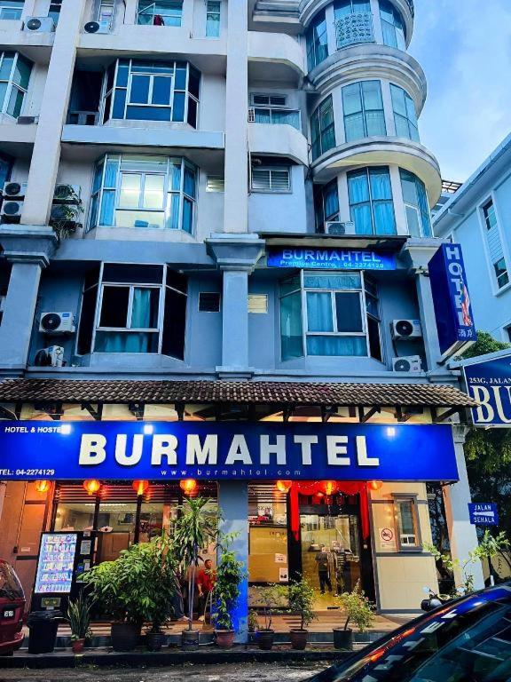 un edificio con un edificio con un cartello per un buffet di Burmahtel Hotel a George Town