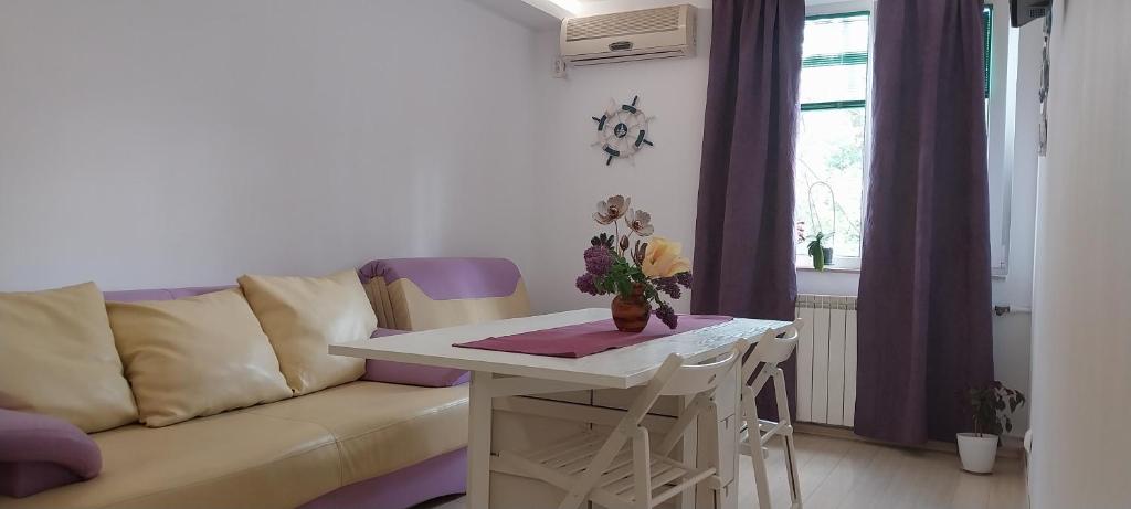 a living room with a couch and a table at Apartament Neptun Olimp in Olimp