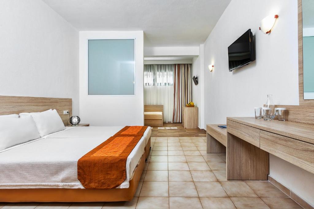 TV a/nebo společenská místnost v ubytování Xenios Possidi Paradise Hotel