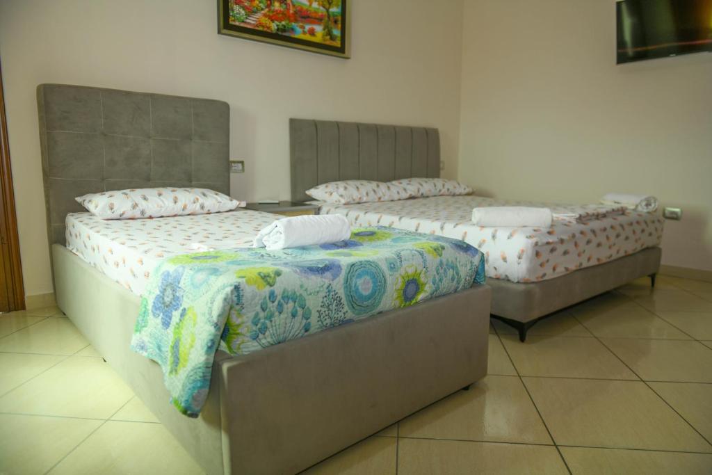 deux lits côte à côte dans une pièce dans l'établissement Villa Nico - Rent Room, à Golem