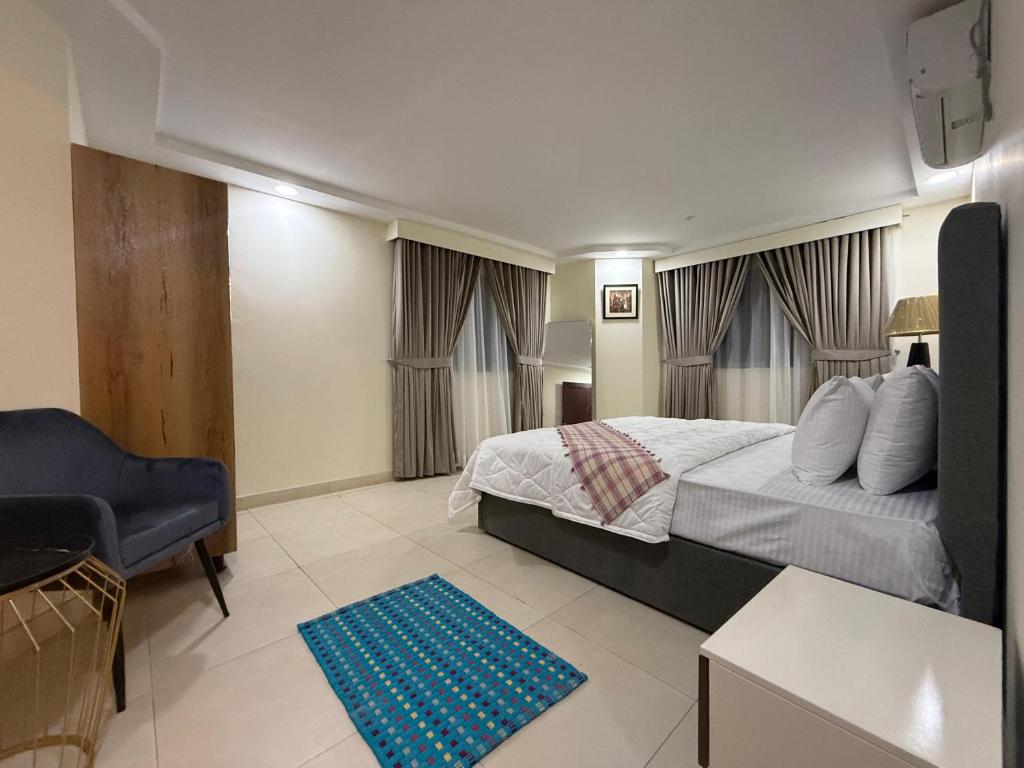 Кровать или кровати в номере DownTown Apartments Gulberg