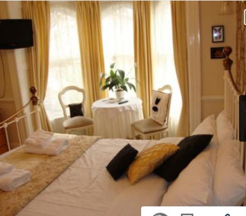 No. 9 Guest House - Deluxe King Room