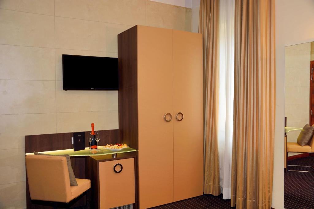 Televízia a/alebo spoločenská miestnosť v ubytovaní LH Hotel Sirio Venice