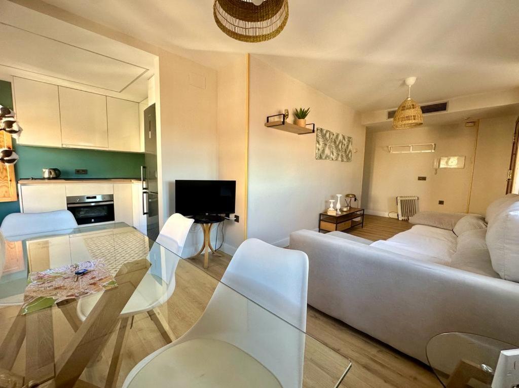 salon z dużą kanapą i stołem w obiekcie Apartamento Calle Varela Centro w Grenadzie