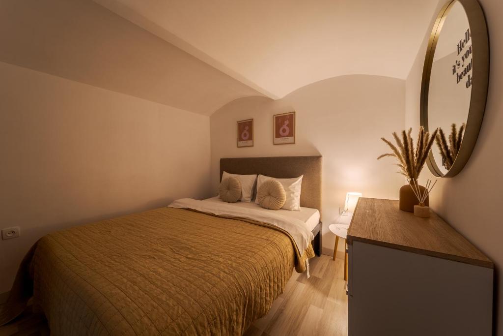 Ένα ή περισσότερα κρεβάτια σε δωμάτιο στο Teatralna apartment with terrace