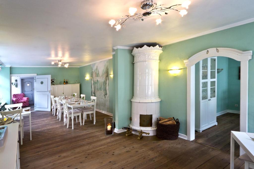 a dining room with a table and a fireplace at Hotel Bed & Breakfast am Dom in Schleswig