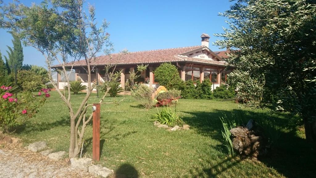 En terrasse eller udendørsområde på La Piana di Alsium