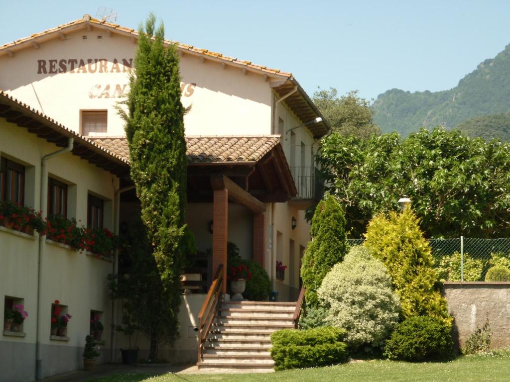 um edifício com escadas em frente em Fonda Barris em Joanetes