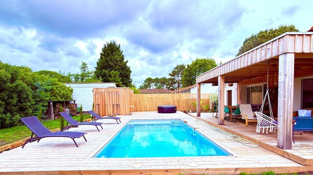 Swimmingpoolen hos eller tæt på Arcachon Bay Home with pool and jacuzzi beach Nearby