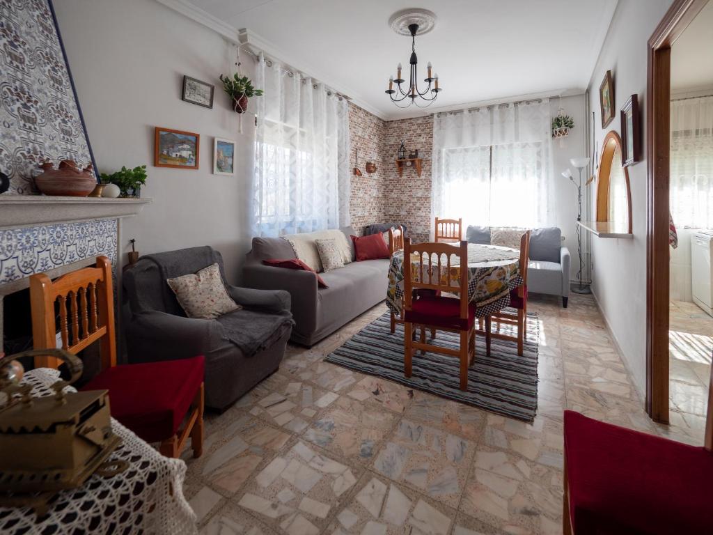 un salon avec un canapé et une table dans l'établissement Casa rural Regajo Lobos, à San Bartolomé de Béjar