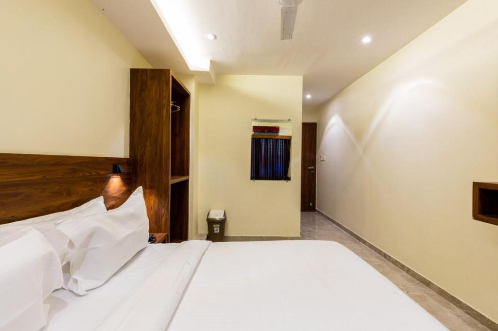 فضای داخلی ANTLERS HOTEL Near Borivali Railway Station در بمبئی - تصویر ۳