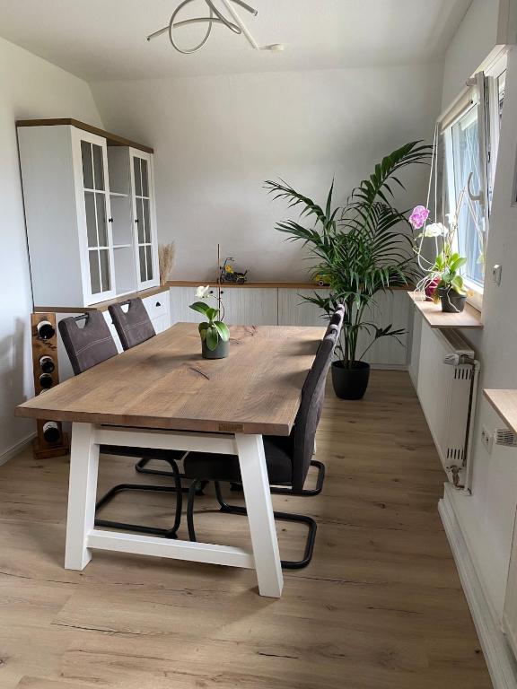 a dining room with a wooden table and chairs at Gemütliche Wohnung in Xanten