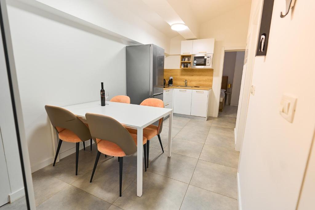 Η κουζίνα ή μικρή κουζίνα στο Lukas Apartments 8