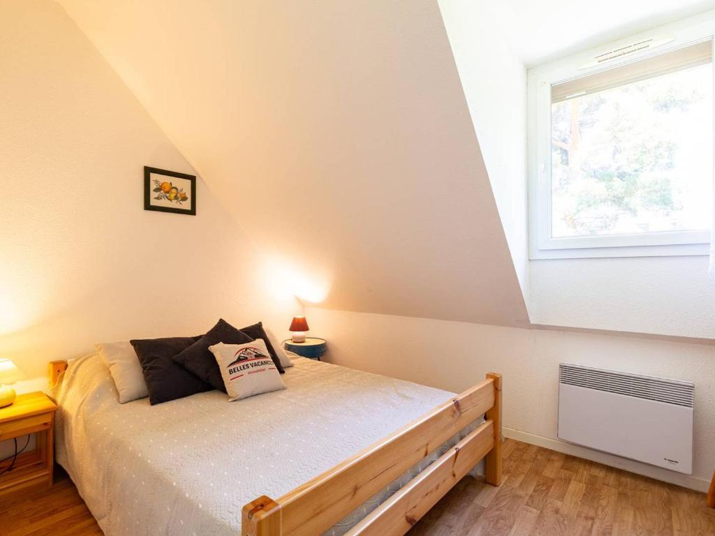 une chambre avec un lit et une fenêtre dans l'établissement Maison au centre, 4 pers, parking, animaux, près du téléphérique - FR-1-296-437, à Saint-Lary-Soulan