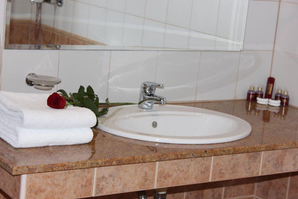 Koupelna v ubytování Kendros Hotel