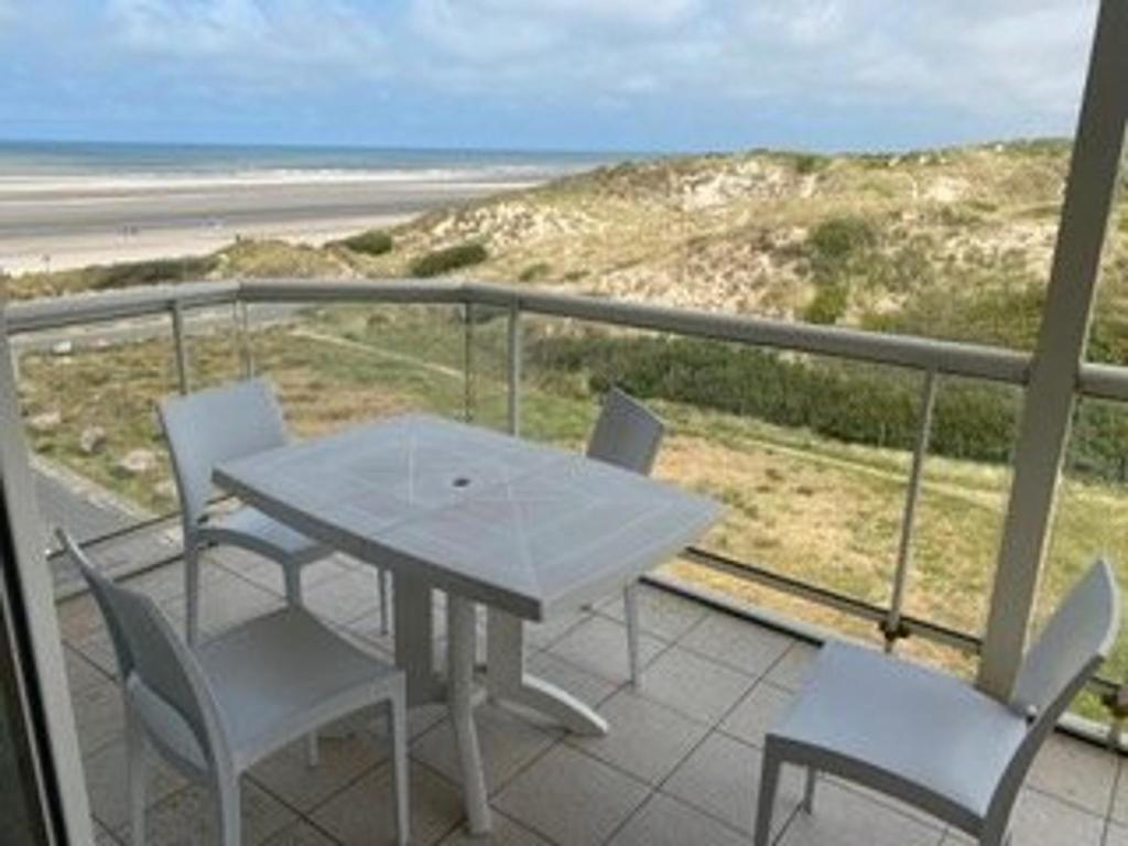 a table and chairs on a balcony with a view of the beach at Appartement en bord de mer pour 4 pers avec balcon, parking et animaux admis - FR-1-236-169 in Cucq