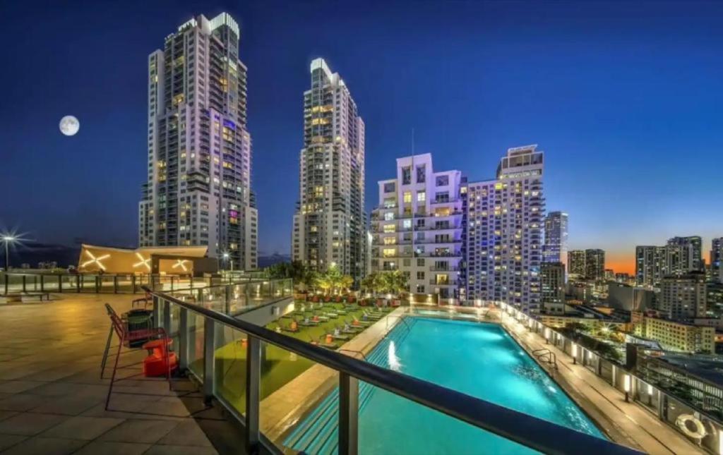 迈阿密Cadenza Miami - Luxury Residences的城市天际线阳台的游泳池