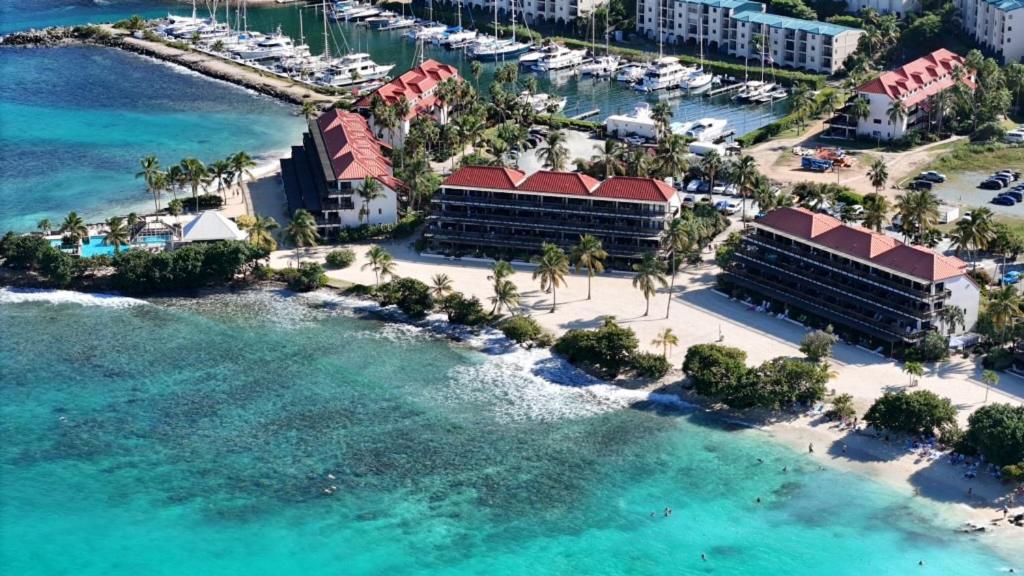 eine Luftaufnahme des Resorts und des Wassers in der Unterkunft Sapphire Gem VI - C203 in Nazareth