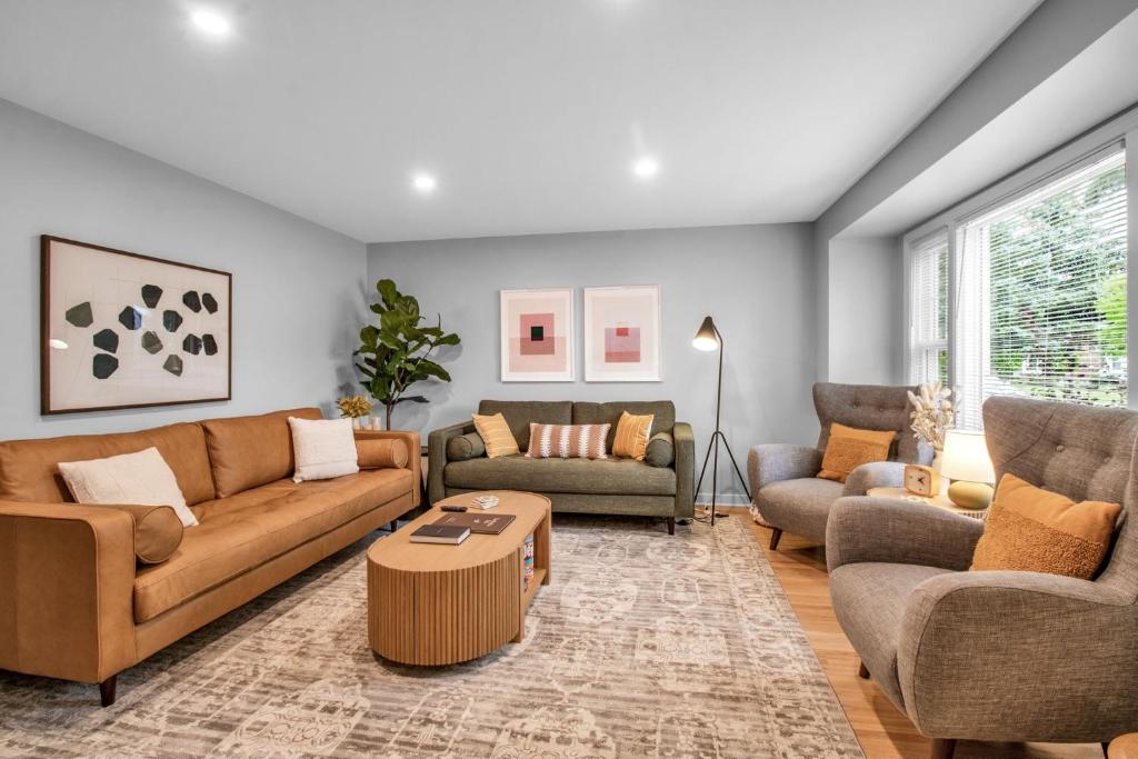 ein Wohnzimmer mit zwei Sofas und einem Tisch in der Unterkunft Family Home King Beds EV Charger WFH AC in Buffalo